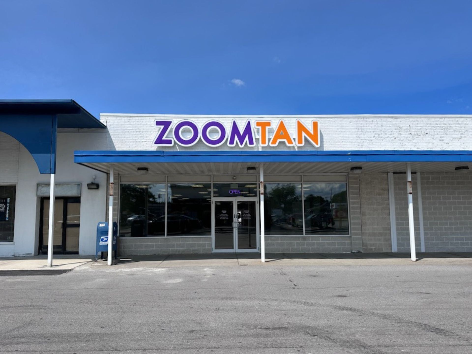 Zoom Tan storefront