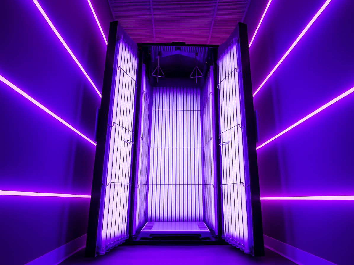 Stand-up UV booth